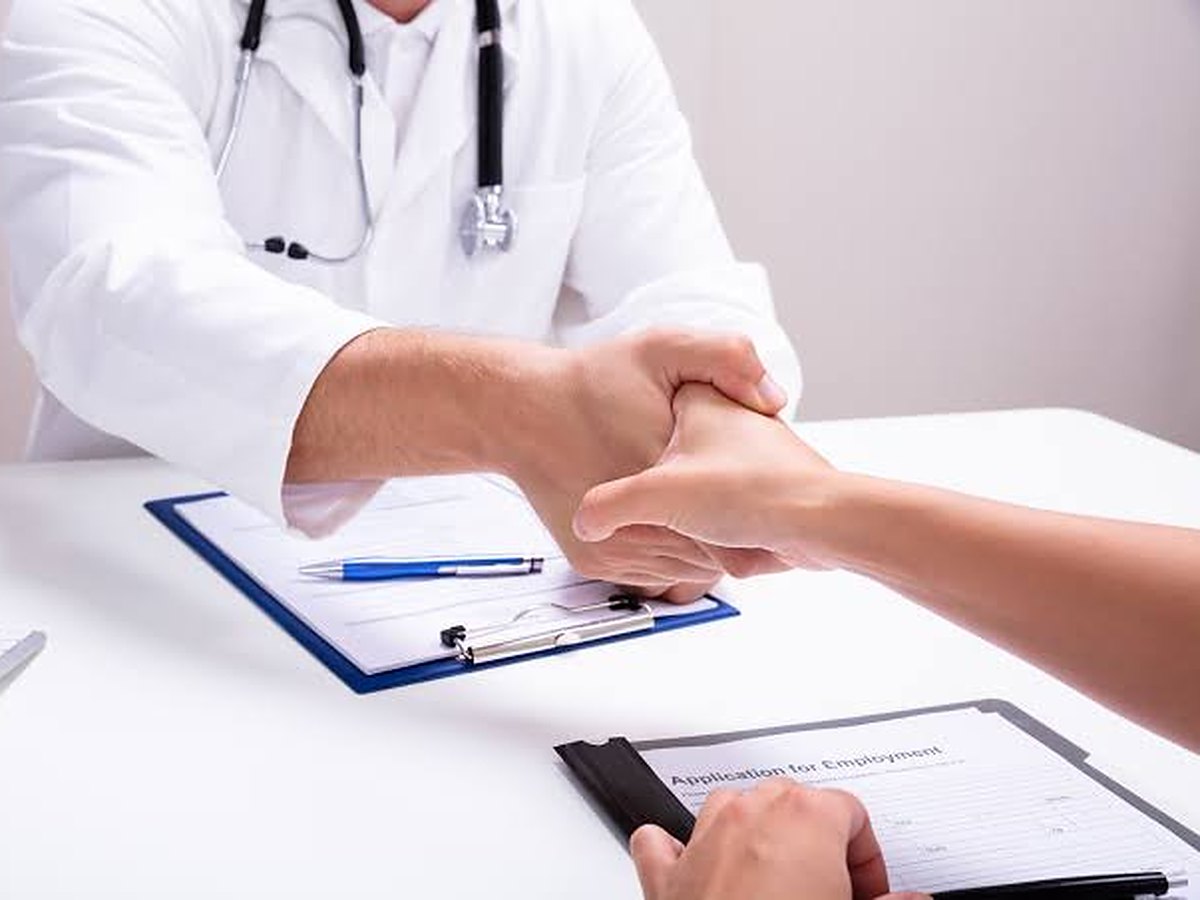 Entretien de recrutement entre un médecin et un candidat